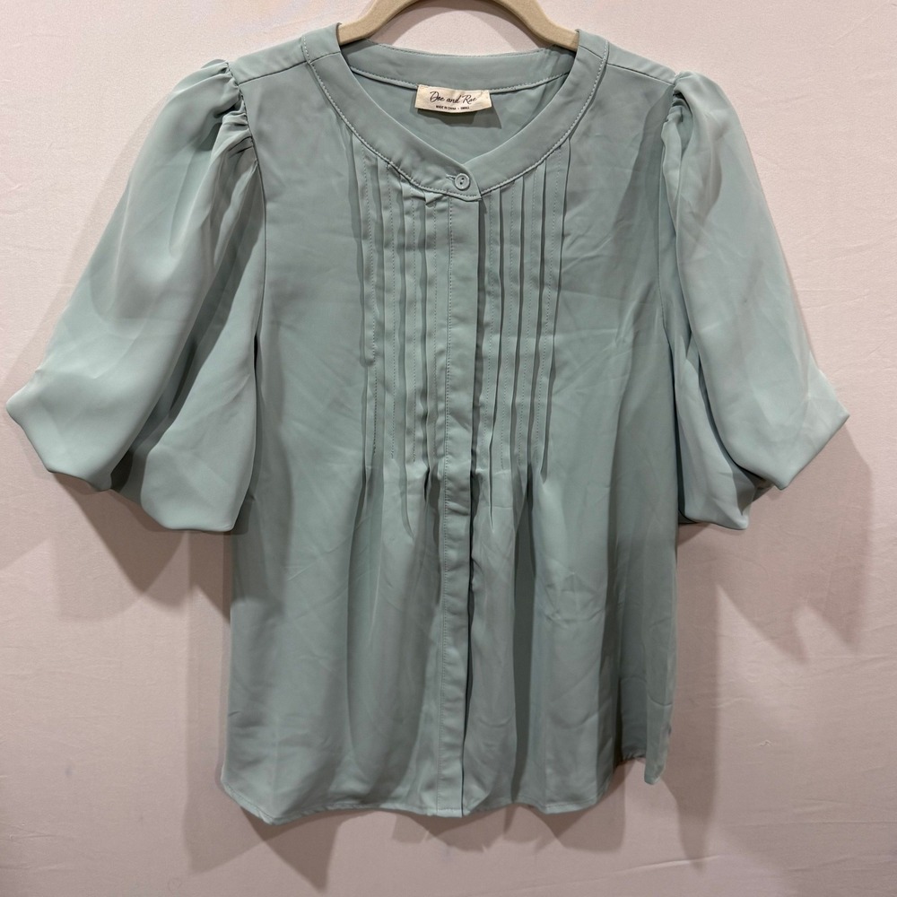 Doe and Rae Sage Green Pleated Front Puff Sleeve Blouse Top Small 44111T